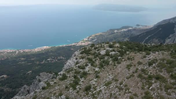 Altas montañas rocosas sobre el telón de fondo de la extremadamente hermosa costa del mar de Croacia. Ubicación Parque Natural de Biokovo — Vídeo de stock