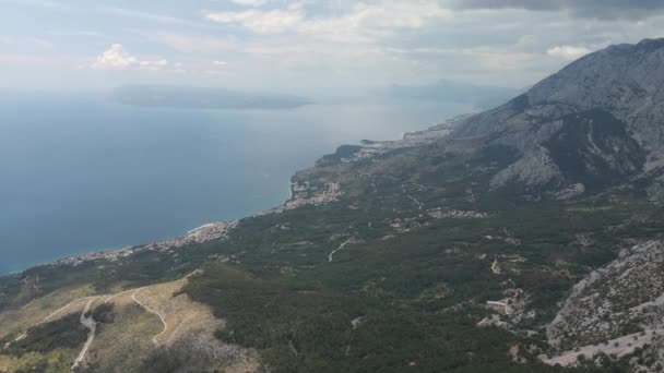Vista aérea de la costa marítima de Croacia desde el Parque Natural de Biokovo. — Vídeos de Stock