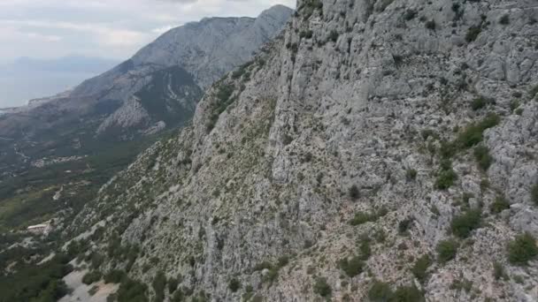 Vysoké skalnaté hory na pozadí mimořádně krásného mořského pobřeží Chorvatska. Lokalita Přírodní park Biokovo — Stock video