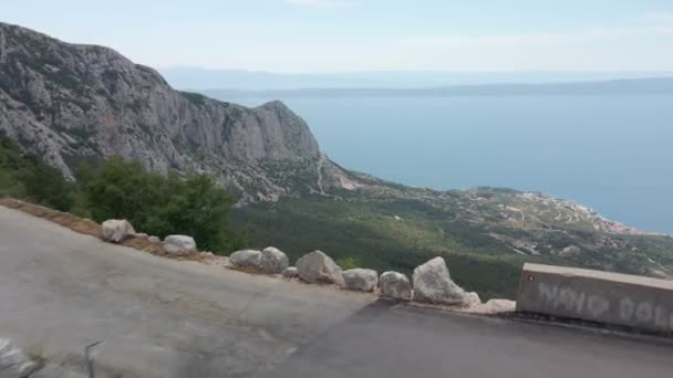 Camino alpino peligroso contra el telón de fondo de la costa del mar de Croacia, ubicación Biokovo — Vídeo de stock