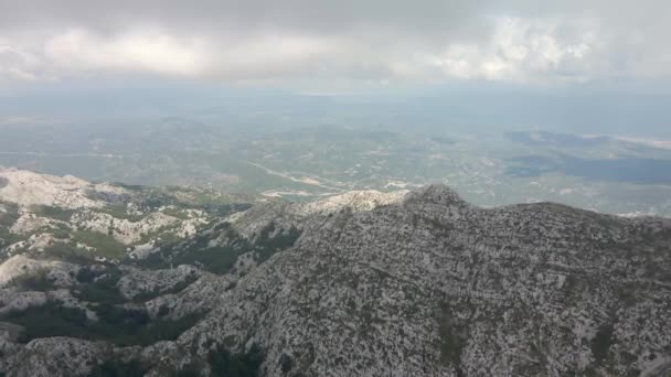 Fantástico panorama de las montañas en el Parque Natural Biokovo situado en Croacia — Vídeos de Stock