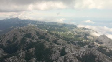 Biokovo Doğal Parkı 'ndaki dağların muhteşem manzarası Adriyatik Denizi' nin arka planına karşı.
