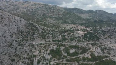 Doğal Park Biokovo Hırvatistan 'ın girişindeki dağ yolunun havadan görünüşü.