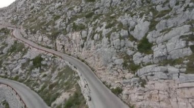 Bisikletçi Hırvatistan 'ın Biokovo Parkı' ndaki dar ve tehlikeli bir dağ yolunda ilerliyor.