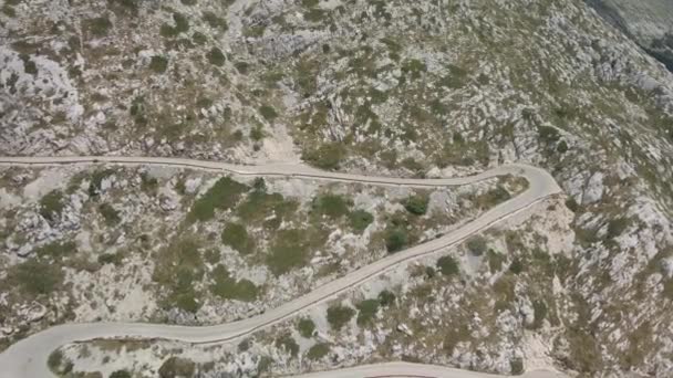 El ciclista se está moviendo por una carretera de montaña estrecha y peligrosa ubicada en el Parque Biokovo en Croacia. — Vídeos de Stock