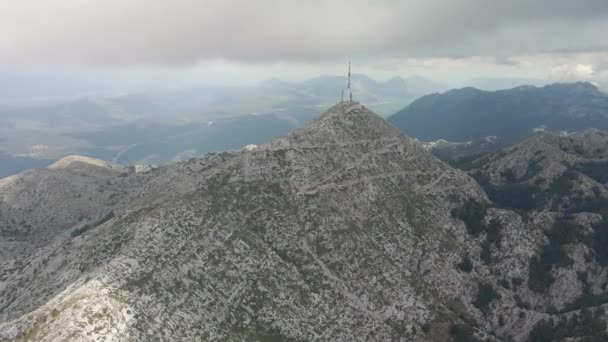 クロアチアのBiokovo自然公園で最も高い山の空中ビュー。山道、テレビ塔、周りの美しい山々の魅力的な景色. — ストック動画