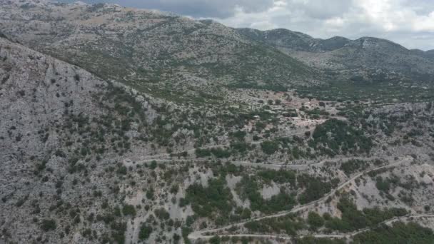 Aerial view of a mountain road at the entrance to the Natural Park Biokovo Horvátország. — Stock videók