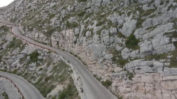 A kerékpáros egy keskeny és veszélyes hegyi úton halad, a horvátországi Biokovo Parkban.. — Stock videók