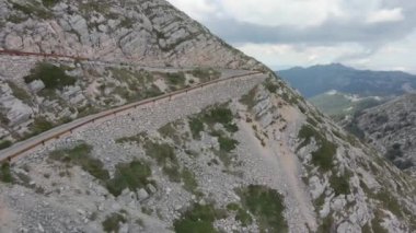Hırvatistan 'ın Biokovo Doğal Parkı' ndaki olağanüstü güzel bir manzaranın arka planına karşı tehlikeli alp yolu.