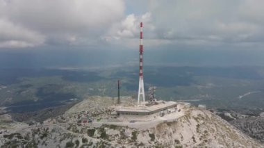 Hırvatistan 'ın Biokovo Doğal Parkı' ndaki en yüksek dağın havadan görünüşü. Dağ yolu, TV kulesi ve etrafındaki güzel dağların büyüleyici manzarası..