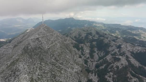 Вид з повітря на найвищу гору в Біоковому природному парку в Хорватії. Цікавий вид на гірську дорогу, телевежу і красиві гори навколо.. — стокове відео