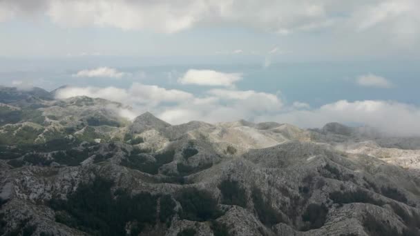 Vista aérea das montanhas no Parque Natural Biokovo contra o pano de fundo do Mar Adriático. — Vídeo de Stock