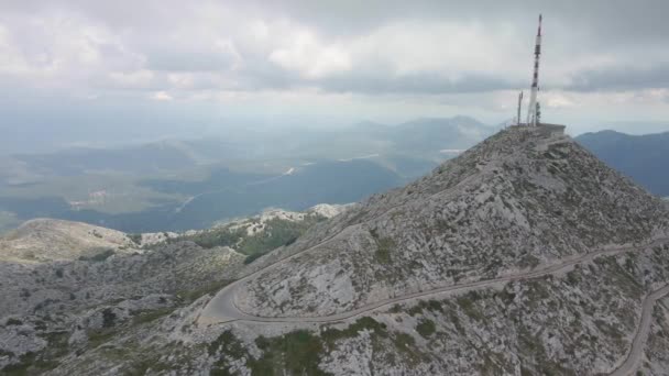Вид с воздуха на самую высокую гору в природном парке Биоково в Хорватии. Захватывающий вид на горную дорогу, телебашню и красивые горы вокруг. — стоковое видео