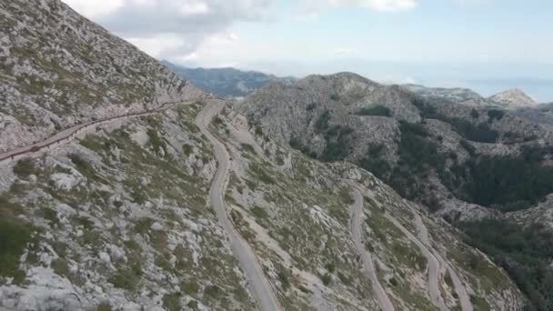 Peligrosa carretera alpina con el telón de fondo de un paisaje fantásticamente hermoso en el Parque Natural de Biokovo de Croacia. — Vídeos de Stock