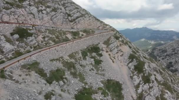 Dangerous alpine road against the backdrop of a fantastically beautiful landscape in the Biokovo Natural Park of Croatia. — Stock Video