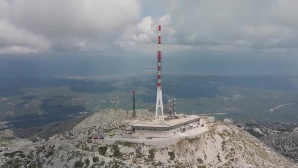 Vista aérea de la montaña más alta del Parque Natural de Biokovo en Croacia. Fascinante vista de la carretera de montaña, torre de televisión y hermosas montañas alrededor. — Vídeos de Stock