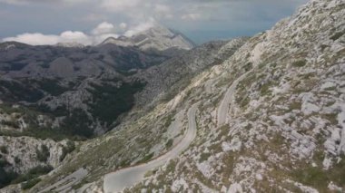 Hırvatistan 'ın Biokovo Doğal Parkı' ndaki olağanüstü güzel bir manzaranın arka planına karşı tehlikeli alp yolu.