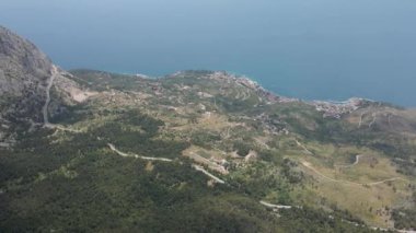 Hırvatistan 'ın deniz kıyısının Biokovo Doğa Parkından havadan görünüşü.