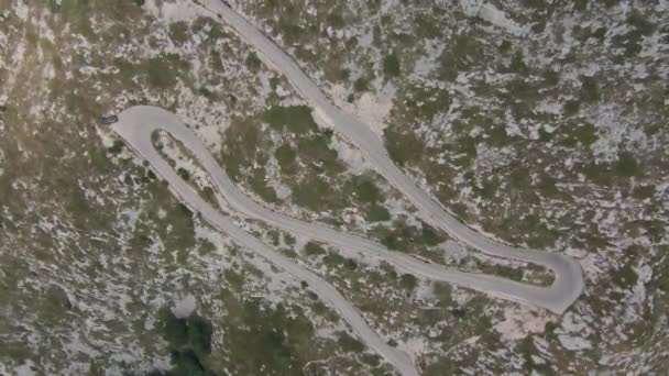 Vista superior de una peligrosa carretera alpina que se desarrolla en una ladera de montaña en el Parque Biokovo. — Vídeos de Stock