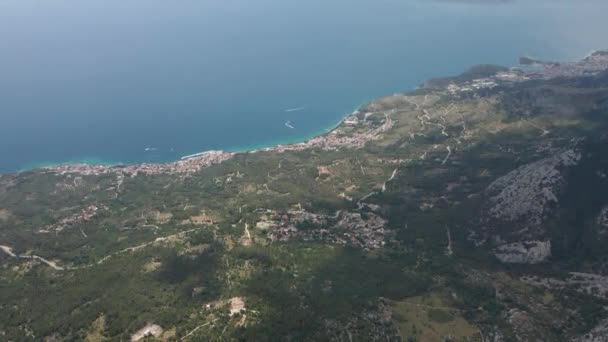 Vista aérea da costa marítima da Croácia a partir do Parque Natural Biokovo. — Vídeo de Stock