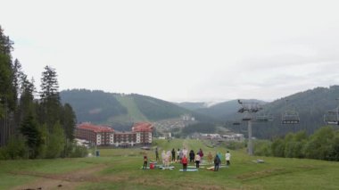 Bir grup insan sabahları bir kayak merkezinin yamaçlarında pratik yapıyor..