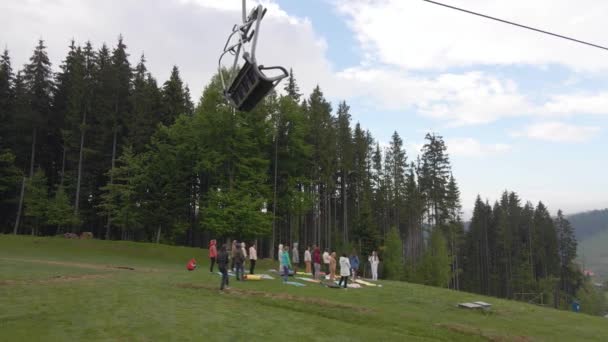A group of people practice in the morning on the slopes of a ski resort in the summer in the morning. — Wideo stockowe