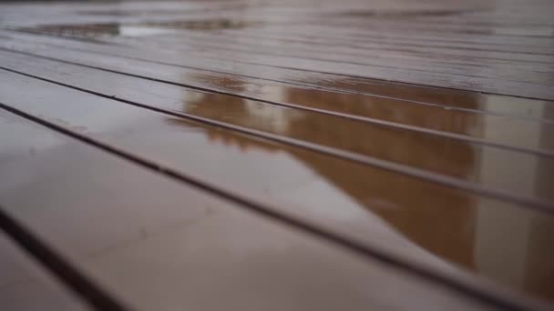 Chão marrom molhado do terraço aberto no qual as gotas de chuva caem. — Vídeo de Stock