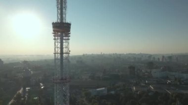 Günbatımında uydu kulesi telekomünikasyon anteni. Televizyon istasyonu direği
