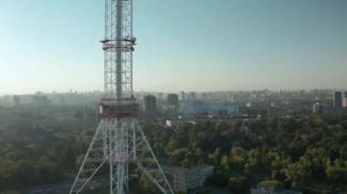 Telekomünikasyon kulesi hava görüntüsü. Uydu anten ağı