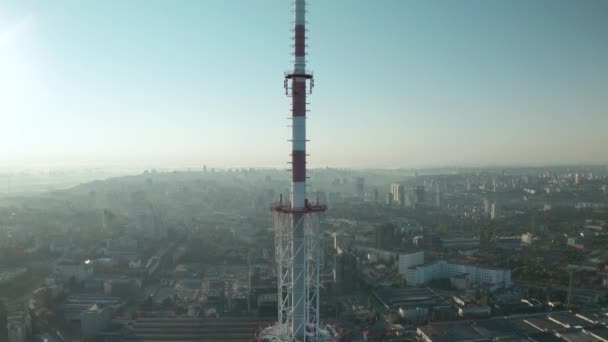 Antena wieży telekomunikacyjnej. Radiokomunikacyjna technologia satelitarna — Wideo stockowe