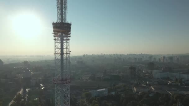Satelliet toren telecommunicatie antenne bij zonsondergang. Televisie station pyloon — Stockvideo