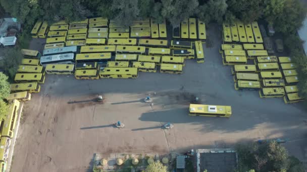 Vista aérea da estação de estacionamento do ônibus. Muitos autocarros no depósito — Vídeo de Stock