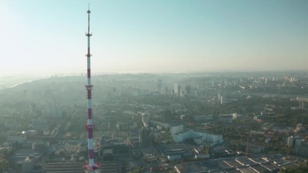 Widok z wieży telewizyjnej. Drone widok wieży w krajobrazie miasta — Wideo stockowe