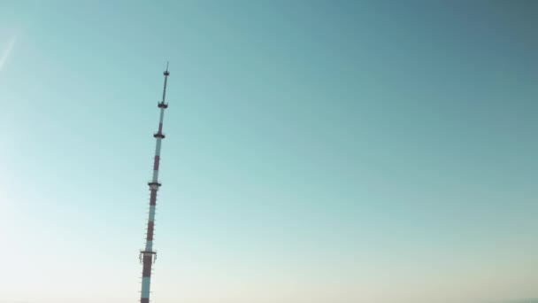 Radio TV wieża krajobraz powietrzny. Drone widok wieży telewizyjnej w Kijowie — Wideo stockowe