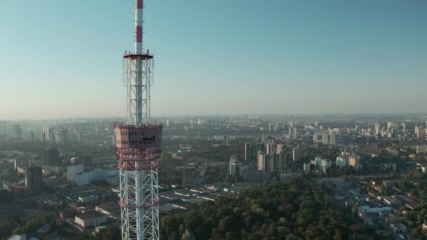 Endüstriyel şehir manzarası. Televizyon direği uydusu — Stok video