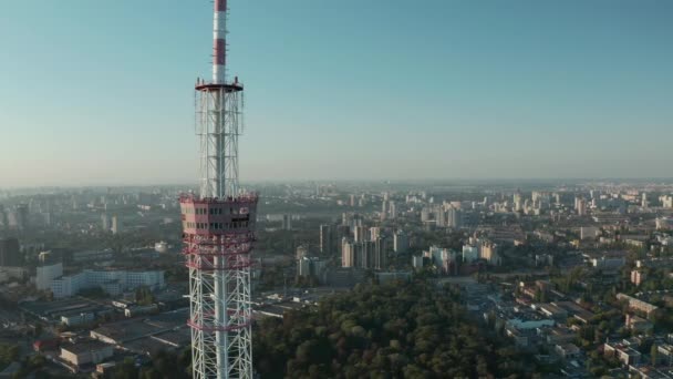 TV tower aerial view. Television antenna on cityscape aerial view — Stockvideo