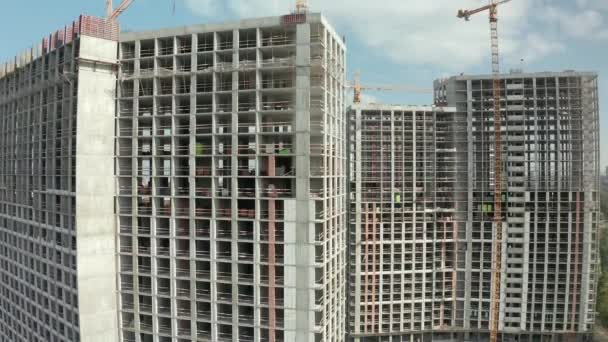 Construir el sitio del apartamento de construcción. Drone vista del edificio de apartamentos de la ciudad — Vídeos de Stock
