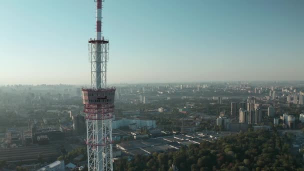 Torre de TV vista aérea de pilão. Tecnologia de rede de telecomunicações — Vídeo de Stock