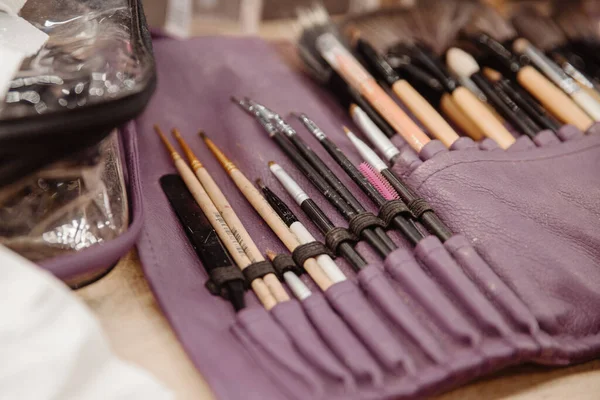 Fais des pinceaux. Brosses à cosmétiques palettes Images De Stock Libres De Droits