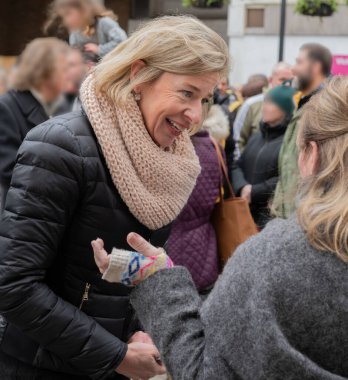 Katie Hopkins NHS protestosunda. İstihdam İptal.