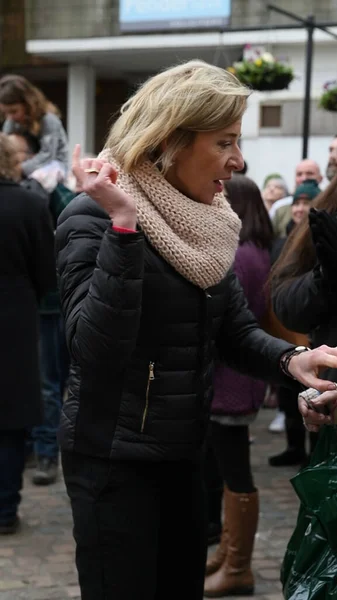 Katie Hopkins NHS protestosunda. İstihdam İptal.