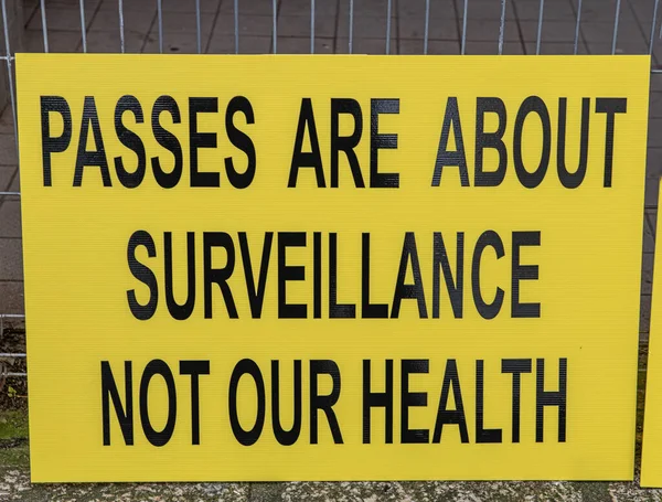 Truro Cornwall 'daki NHS protestosuna imza atın. istihdam sonlandırma üzerine.