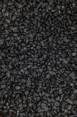 Yağmurdan sonra bahçede siyah taşlar.