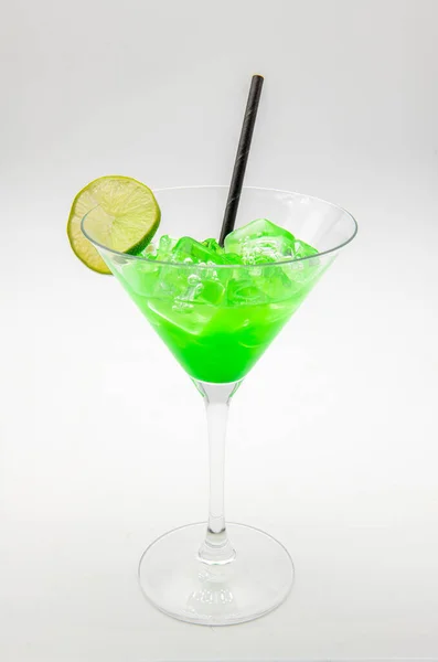 Limonlu kokteyl bardağı, yeşil kokteyl kamışı ve limon dilimi..