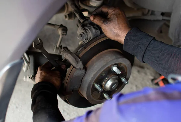 Handwerker Montiert Scheibenbremsen Räder Einer Autowerkstatt Reparieren — Stockfoto