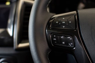 Telefon çağrılarına cevap vermek için çok fonksiyonlu direksiyon tuş takımı. Ulaşım araçlarındaki ses kumandalı tuş takımının sesini yükselt.