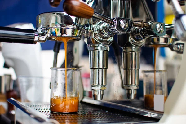 Kahve Dükkanındaki Kahve Makinesinin Bardağına Espresso Kadehleri Döküldü Telifsiz Stok Fotoğraflar