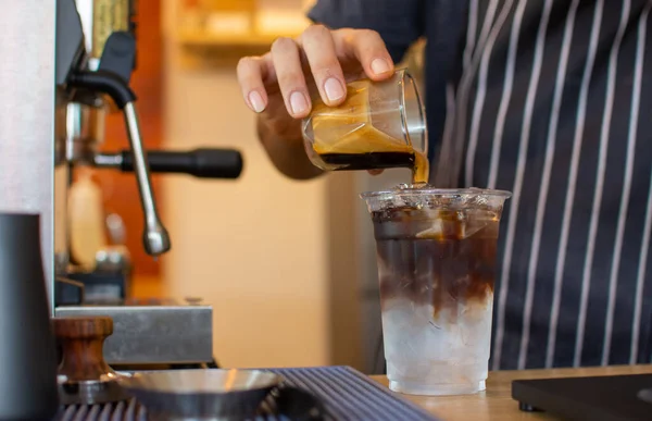 バリスタはコーヒーショップのカップにアメリカのコーヒーを注ぎ 顧客に準備し 提供します — ストック写真