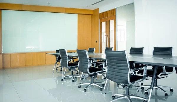 Masalı ve sandalyeli toplantı odası büyük beyaz tahta