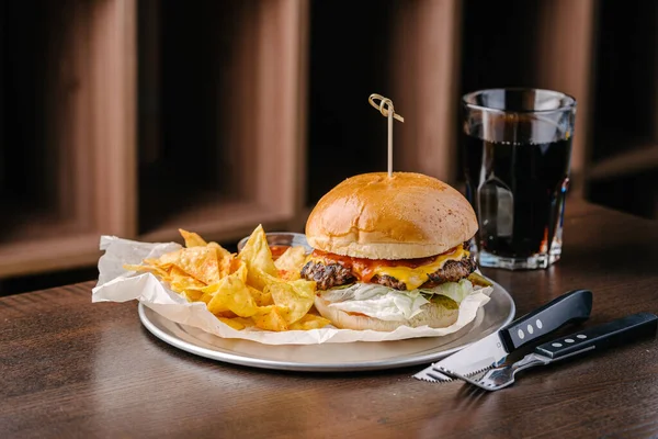 Сочный Гамбургер Чипсами Соусом Колой — стоковое фото